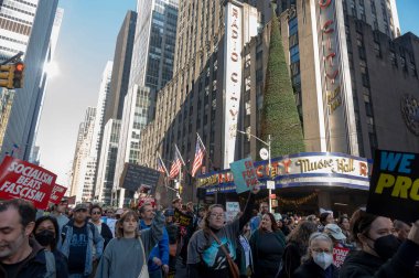 (Yeni göçmenler ve aktivistler, yaklaşan Trump yönetimine karşı dayanışma içinde. 9 Kasım 2024, New York, New York, ABD: göçmenler ve aktivistler bir miting sırasında radyo belediye binasının önünde yürüyüş yapıyorlar (m10 / thews2)
