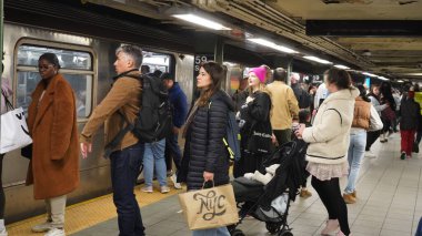 9 Kasım 2024, New York, ABD: bazı metro istasyonlarında A ve C hatları çalışmadığı için, banliyö sakinleri diğer ulaşım araçlarını kullanmak zorunda kalırlar (niyi fote / thews2)