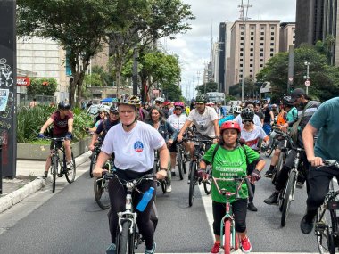 Sao Paulo (SP), 10/11/2024 - protest/bikes/SP - cyclists and activists protested on Avenida Paulista in Sao Paulo, against the felling of 170 trees to build a tunnel in the region, this Sunday, November 10, 2024. (Foto: Oslaim Brito/Thenews2)  clipart