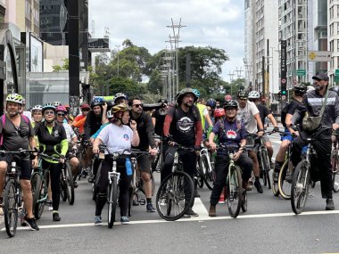 Sao Paulo (SP), 10 / 11 / 2024 - protestocular / bisikletler / SP - bisikletçiler ve aktivistler, Sao Paulo 'daki Avenida Paulista' da 170 ağacın kesilerek bu Pazar, 10 Kasım 2024 tarihinde bölgede bir tünel açılmasını protesto ettiler. (Fotoğraf: Oslaim Brito / The Newws2) 