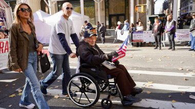 New York Şehri Gaziler Günü geçit töreni. 11 Kasım 2024, New York, ABD: New York Şehri Gaziler Günü 26. ve 5. caddelerin batısından 45. Cadde 'ye kadar New York Belediye Başkanı (Jose Francisco / the Newws2) 