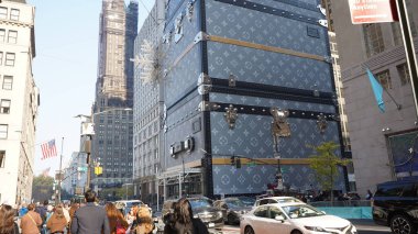 Louis Vuitton bagaj cephesinde. 9 Kasım 2024, New York, ABD: Beşinci Cadde 'deki Louis Vuitton binası yoldan geçenleri çeken ve fotoğraf çekmek için duran bir bagaj bavuluna bürünmüştür (niyi fote / thews2)