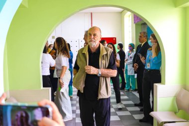 Curitiba (pr), Brazil 11/15/2024 - former barcelona players who are in the capital of parana, visited the hospital pequeno principe in curitiba (edson de souza / thenews2) clipart