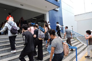 Sao Paulo (sp), 11 / 17 / 2024 - eğitim / giriş sınavı / fuest / sp. - Öğrenciler en hızlı 2025 'in ilk aşamasına geçmek için geliyorlar. Ülkedeki en büyük giriş sınavı USP' deki yerler için yarışıyor. (Leandro Chemalle / Yeniler 2)