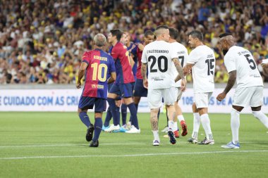Curitiba (Pr), 11 / 17 / 2024 - Hospital pequeno Principe / legends Pele / Barcelona- rakip oyuncu, pequeno Principe ve Barca efsaneleri arasındaki maçı bir hayır maçında kutluyor (Edson De Souza / Thenews2))