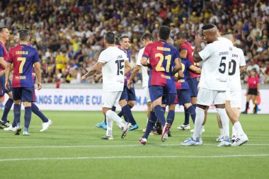 Curitiba (Pr), 11 / 17 / 2024 - Hospital pequeno Principe / legends Pele / Barcelona- rakip oyuncu, pequeno Principe ve Barca efsaneleri arasındaki maçı bir hayır maçında kutluyor (Edson De Souza / Thenews2))