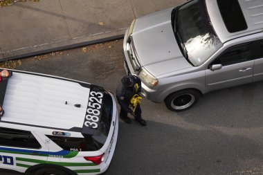 17 Kasım 2024, New York, ABD: Polis, 2930 Batı 33. Cadde 'deki çatışmaya bir nişancı etkinleştirmesi için müdahale etti ve memurlar olay yerine vardıklarında balistiğin bulunduğu yer tespit edildi. (aleksandrs gimburgs / the new ws2)