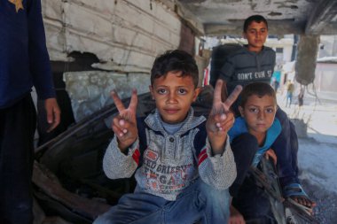 Han younis, gaza, Kasım 18, 2024: Han young 'daki Filistinliler yıkılmış binalara ve zor koşullara rağmen günlük yaşamlarını sürdürmeye çalışırken görülüyor. (Hashem Zimmo / Yeniler 2)