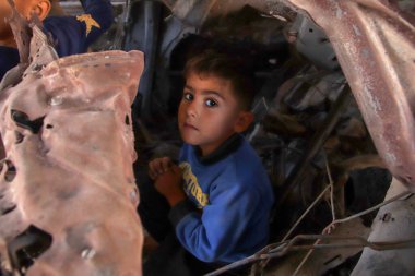 Han younis, gaza, Kasım 18, 2024: Han young 'daki Filistinliler yıkılmış binalara ve zor koşullara rağmen günlük yaşamlarını sürdürmeye çalışırken görülüyor. (Hashem Zimmo / Yeniler 2)