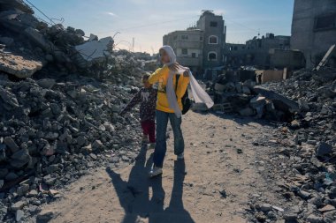 Han younis, gaza, Kasım 18, 2024: Han young 'daki Filistinliler yıkılmış binalara ve zor koşullara rağmen günlük yaşamlarını sürdürmeye çalışırken görülüyor. (Hashem Zimmo / Yeniler 2)
