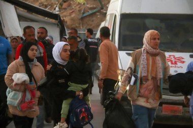 Jana Labbad 'ın oğlunun Khan Yunis' teki Nasser Hastanesi 'ne gelişi. Kasım 18, 2024, Han Yunus, Gazze, Filistin: Jana Labbad 'ın oğlu ve teyzelerinin Kuzey Gazze' deki Kamal Adwan Hastanesi 'nden Nasser Tıp Hastanesi' ne gelişleri