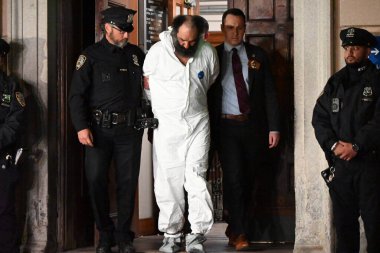 Ramon Rivera olarak tanımlanan üç ölümcül bıçaklama olayından şüphelenilen 51 yaşındaki bir adam, Manhattan 'daki polis gözetimindeki 10. karakoldan ayrıldı. 18 Kasım 2024, Manhattan, New York, ABD