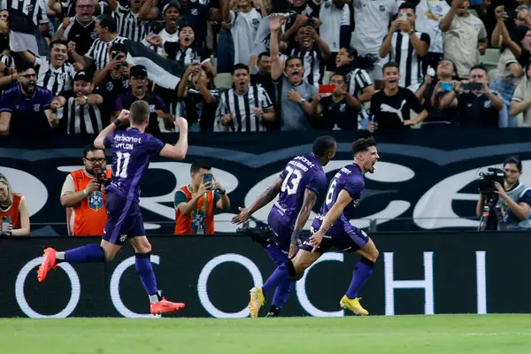 Fortaleza (ce), Brazil 11 / 18 / 2024 player saulo mineiro, Céra ve Amerika arasındaki maçta Céra 'nın ilk golünü kutluyor ve bu durum 2024 Brezilya şampiyonluk serisi B (Ic moreira / theenews2)