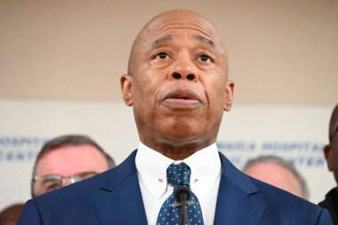 19 Kasım 2024, Jamaika, Queens, New York, ABD: New York Belediye Başkanı Eric Adams Jamaika, Queens 'te vurulan bir polis memurunun ardından NYPD ile basın toplantısı düzenledi. (Kyle Mazza / the Newws2)                   