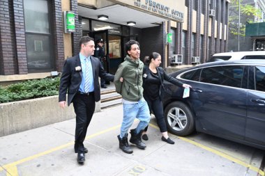 Manhattan, New York, ABD: 20 Kasım 2024 - Evsiz olan 25 yaşındaki Brandon Simosa Manhattan, New York 'taki bir soygun ve müstehcen seks eylemi sonrasında tutuklandı ve şehir merkezinden ayrıldı. (Kyle Mazza / the Newws2)