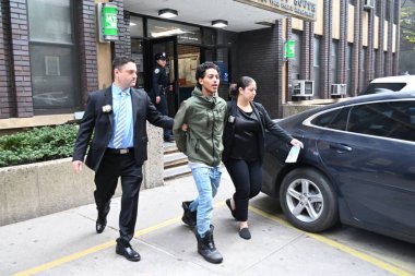 Manhattan, New York, ABD: 20 Kasım 2024 - Evsiz olan 25 yaşındaki Brandon Simosa Manhattan, New York 'taki bir soygun ve müstehcen seks eylemi sonrasında tutuklandı ve şehir merkezinden ayrıldı. (Kyle Mazza / the Newws2)