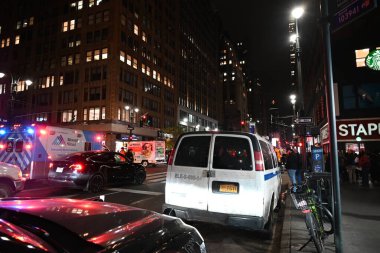 Manhattan, New York, ABD: 20 Kasım 2024 - yaklaşık 16: 32 'de, çarşamba günü öğleden sonra 34. ve 8. caddelerin batısında bir adam sağ kolundan bıçaklandı. (Kyle Mazza / the Newws2)
