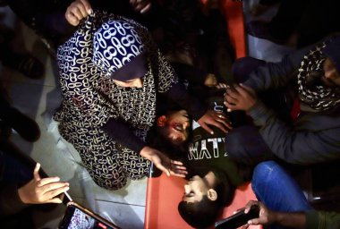 Han Yunus, Gazze, Filistin: 20 Kasım 2024 - 7 Filistinli öldürüldü ve 25 Filistinli Mawasi 'deki yerlerinden edilen çadırların bombalanmasıyla yaralandı. (hashem zimmo / the newws2)