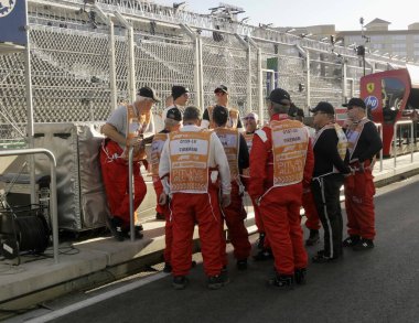 21 Kasım 2024, Las Vegas, Nevada, ABD: 21-23 Kasım 2024 tarihleri arasında Las Vegas Grand Prix 'nin ilk antrenmanı için arabalarını hazırlayan yarış ekipleri. (niyi fote / the new ws2)    
