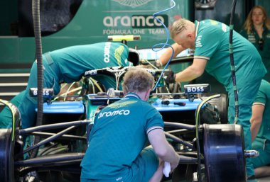 21 Kasım 2024, Las Vegas, Nevada, ABD: 21 Kasım - 23 Kasım tarihleri arasında (niyi fote / theenews2) gerçekleşecek olan Formula 1 las Vegas Grand Prix 'nin ilk uygulamasına arabalarını hazırlayan yarış ekipleri)