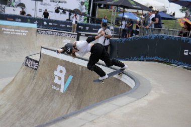 Sao Paulo, (sp) - 11 / 23 / 2024 - stu / esporte / sp - bu cumartesi sabahı Stu Lobos parkındaki Stu Paulo Kadın Kaykay Parkı 'nda yarı finale çıktı. (Fabricio Bomjardim / The Newws2)