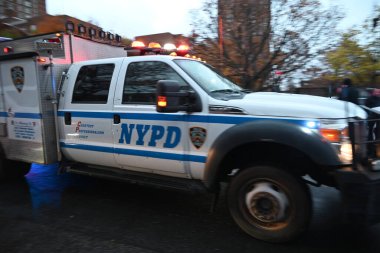 22 Kasım 2024, Bronx, New York, ABD: Cuma öğleden sonra saat 15.30 sularında Lafayette Bulvarı 'nın 700 bloğunda Bronx, New York' un ses izleme bölümünde bir polisin vurulduğu bildirildi. (Kyle Mazza\ yeni2))      