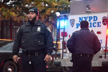 22 Kasım 2024, Bronx, New York, ABD: Cuma öğleden sonra saat 15.30 sularında Lafayette Bulvarı 'nın 700 bloğunda Bronx, New York' un ses izleme bölümünde bir polisin vurulduğu bildirildi. (Kyle Mazza\ yeni2))      