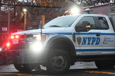 22 Kasım 2024, Bronx, New York, ABD: Cuma öğleden sonra saat 15.30 sularında Lafayette Bulvarı 'nın 700 bloğunda Bronx, New York' un ses izleme bölümünde bir polisin vurulduğu bildirildi. (Kyle Mazza\ yeni2))      