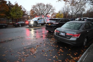 22 Kasım 2024, Bronx, New York, ABD: Cuma öğleden sonra saat 15.30 sularında Lafayette Bulvarı 'nın 700 bloğunda Bronx, New York' un ses izleme bölümünde bir polisin vurulduğu bildirildi. (Kyle Mazza\ yeni2))      