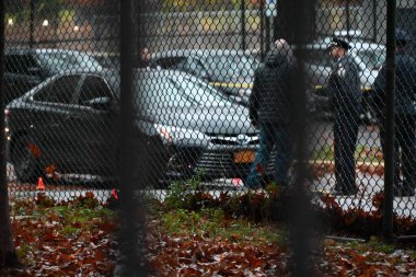 22 Kasım 2024, Bronx, New York, ABD: Cuma öğleden sonra saat 15.30 sularında Lafayette Bulvarı 'nın 700 bloğunda Bronx, New York' un ses izleme bölümünde bir polisin vurulduğu bildirildi. (Kyle Mazza\ yeni2))      