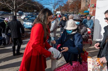 23 Kasım 2024, New York, New York, New York eyaleti meclis üyesi Jenifer Rajkumar yüzlerce New Yorklu sırada beklerken bedava Şükran Günü hindisi dağıtıyor. (M10 'lar\ yeni 2ler)) 