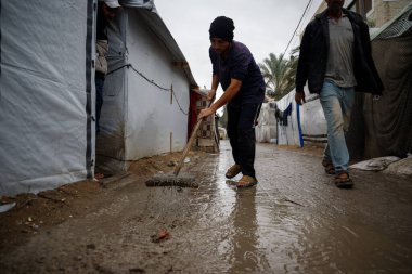 24 Kasım 2024, Gazze, Filistin: merkez Gazze Şeridi 'ndeki Deir al-balah şehrindeki yağmur yağışında yerlerinden edilen insanlar. (Mohammed Skaik\ Yeni 2)) 