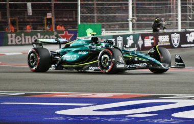21 Kasım 2024, Las Vegas, Nevada, ABD: Sürücüler 21-23 Kasım 2024 tarihleri arasında gerçekleştirilen formula _ 1 Las Vegas Grand Prix 'nin ikinci antrenmanı sırasında yarışırken görülürler (niyi fote / thews2)