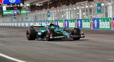 George Russel, Formula 1 heineken Silver Las Vegas Grand Prix için pozisyon aldı. 22 Kasım 2024, Las Vegas, Nevada, ABD: Las Vegas pisti pistinde yapılan Las Vegas Grand Prix eleme turu için yarışan sürücüler görülüyor.