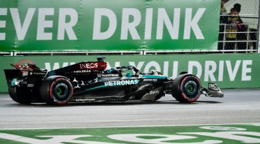 George Russel, Formula 1 heineken Silver Las Vegas Grand Prix için pozisyon aldı. 22 Kasım 2024, Las Vegas, Nevada, ABD: Las Vegas pisti pistinde yapılan Las Vegas Grand Prix eleme turu için yarışan sürücüler görülüyor.
