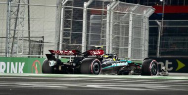 George Russel, Formula 1 heineken Silver Las Vegas Grand Prix için pozisyon aldı. 22 Kasım 2024, Las Vegas, Nevada, ABD: Las Vegas pisti pistinde yapılan Las Vegas Grand Prix eleme turu için yarışan sürücüler görülüyor.