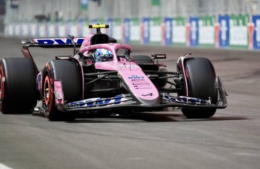 George Russel, Formula 1 heineken Silver Las Vegas Grand Prix için pozisyon aldı. 22 Kasım 2024, Las Vegas, Nevada, ABD: Las Vegas pisti pistinde yapılan Las Vegas Grand Prix eleme turu için yarışan sürücüler görülüyor.