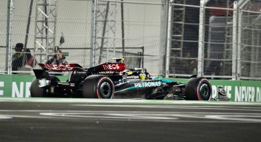 George Russel, Formula 1 heineken Silver Las Vegas Grand Prix için pozisyon aldı. 22 Kasım 2024, Las Vegas, Nevada, ABD: Las Vegas pisti pistinde yapılan Las Vegas Grand Prix eleme turu için yarışan sürücüler görülüyor.