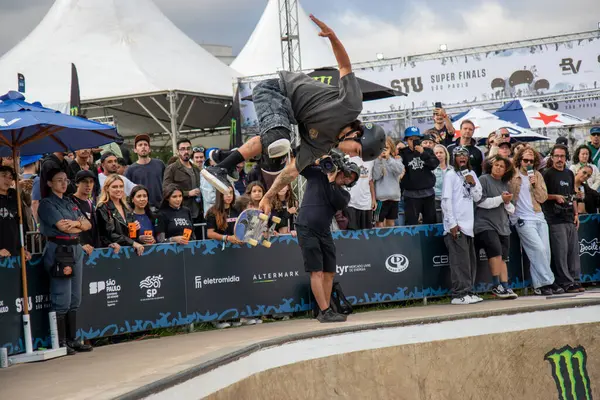 Sao Paulo, (sp) - 11 / 23 / 2024 - stu / esporte / sp - murilo lopes bu cumartesi günü Stu Paulo 'daki erkekler kaykay parkının yarı finalinde (23) Stu Paten Parkı' nda, Villa Lobos Park 'ın içinde. (Fabricio Bomjardim / The Newws2)
