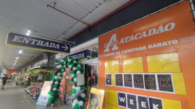 Sao Paulo, Brezilya: 11 / 24 / 2024 - Avenida M 'boi Mrim' deki Atacadao süpermarketinin cephesi, Sao Paulo 'nun güney bölgesi, bu Pazar (24) günü öğleden sonra. Carrefour grubunun bir parçası olan süpermarket. (Leandro Chemalle / Yeniler 2)