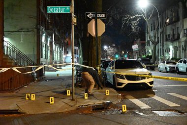 New York, Brooklyn 'deki Bedford-Stuyvesant Mahallesi' nde 1 Albany Bulvarı 'nda bir adamın öldürüldüğü ve bir diğerinin de yaralandığı yerde kanıt işaretleri var. 24 Kasım 2024, Bedford Stuyvesant, Brooklyn