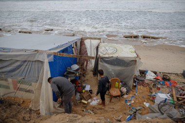 Gazze sahilindeki yerlerinden edilmiş insanlar düşük basınçtan zarar görüyor. 25 Kasım 2024, Gazze, Filistin: Güney Gazze Şeridi 'ndeki Han Yunus plajındaki güçlü rüzgarlar yerlerinden edilen insanların çadırlarını söktü (Mohammed Skaik / thenews2)