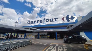 Goiania (go), Brezilya 11 / 26 / 2024 - Carrefour, atacadao ve Sam 'in Goiania' daki kulüp depolarının ön cephesi. 