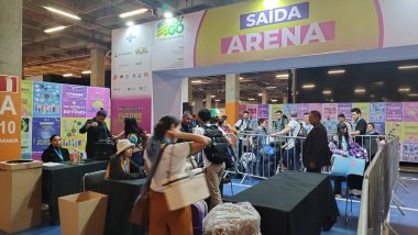 Goiania (go), Brezilya 11 / 26 / 2024 - katılımcılar bu çarşamba günü Goiania 'daki Passeio das Aguas alışveriş merkezinde başlayan bir teknoloji etkinliği için Salı gecesi kampüs parti Goias kamp alanına geldiler.. 