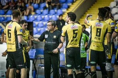 Blumenau (sc), 11/27/2024- match/super league/volleyball- coach fernando ribeiro, magoo, gives instructions to the players during the match between apan roll-on and praia clube (richard ferrari / thenews2) clipart