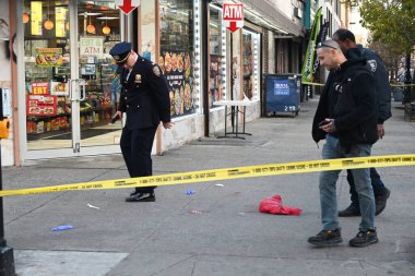 29 yaşında bir adam göğsünden vurulmuş ve New York, Bronx 'un Fleetwood bölgesinde, doğu 161. Cadde ve Morris Bulvarı' nda öldürülmüş. 27 Kasım 2024, Fleetwood, Bronx, ABD (Kyle Mazza / the Newws2)