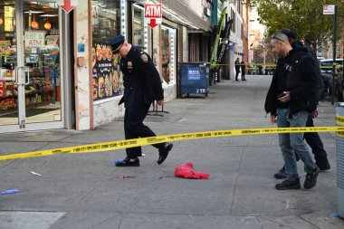 29 yaşında bir adam göğsünden vurulmuş ve New York, Bronx 'un Fleetwood bölgesinde, doğu 161. Cadde ve Morris Bulvarı' nda öldürülmüş. 27 Kasım 2024, Fleetwood, Bronx, ABD (Kyle Mazza / the Newws2)