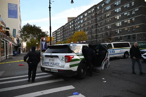 29 yaşında bir adam göğsünden vurulmuş ve New York, Bronx 'un Fleetwood bölgesinde, doğu 161. Cadde ve Morris Bulvarı' nda öldürülmüş. 27 Kasım 2024, Fleetwood, Bronx, ABD (Kyle Mazza / the Newws2)