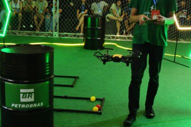 Goiania (go), Brazil 11 / 28 / 2024 - Goiania 'daki Passeio das Aguas alışveriş merkezinde gerçekleşen kampüs parti goias etkinliği (go) öğrencileri, yazılım geliştiricileri, nüfuzlu kişiler (leandro chemalle / theenews2)