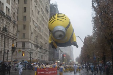 28 Kasım 2024, New York, New York, ABD: minion balonunu aydınlatma yoluyla her yıl düzenlenen şükran günü geçit töreninde (m10 'lar / thenews2)